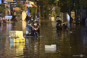 Ho Chi Minh City High Tides: Residents Isolated as Water Levels Reach Record Highs - image 2