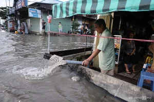 Ho Chi Minh City High Tides: Residents Isolated as Water Levels Reach Record Highs - image 12