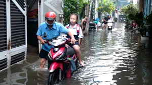 Ho Chi Minh City High Tides: Residents Isolated as Water Levels Reach Record Highs - image 9