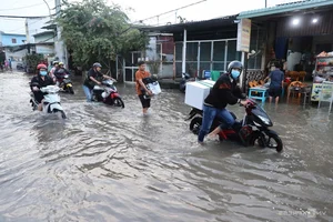 Ho Chi Minh City High Tides: Residents Isolated as Water Levels Reach Record Highs - image 6
