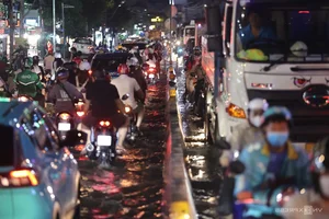 Ho Chi Minh City High Tides: Residents Isolated as Water Levels Reach Record Highs - image 8