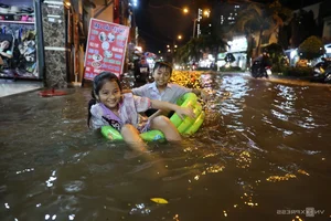 Ho Chi Minh City High Tides: Residents Isolated as Water Levels Reach Record Highs - image 7