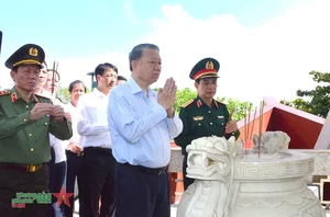 President To Lam Visits Con Co Island: Strengthening National Defense and Island Development - image 2