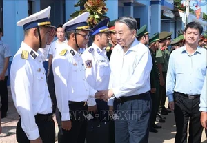 President To Lam Visits Con Co Island: Strengthening National Defense and Island Development - image 6