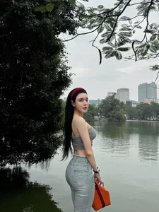 Vietnamese Fitness Model Inspires Thousands with Stunning Tiny Waist Transformation - image 0