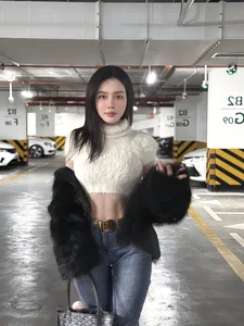 Vietnamese Fitness Model Inspires Thousands with Stunning Tiny Waist Transformation - image 4