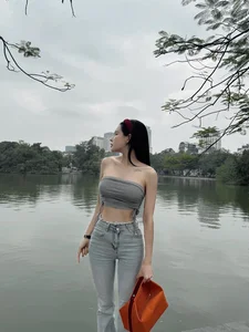 Vietnamese Fitness Model Inspires Thousands with Stunning Tiny Waist Transformation - image 6