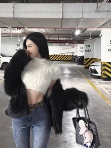 Vietnamese Fitness Model Inspires Thousands with Stunning Tiny Waist Transformation - image 2