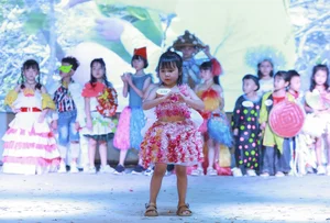 Trang Tran Daughter Shines in Eco-Friendly Recycled Fashion Show - image 6