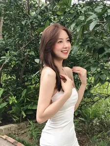 The Viral Rice Paper Salad Vendor: Captivating Hearts with Everyday Elegance - image 0