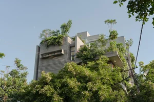 Split-Level Urban Oasis: Integrating Nature into a 500m2 Modern Home - image 34