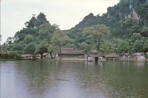 The Rustic Charm of Hanoi Pagodas in the Early 1990s - image 4