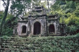 The Rustic Charm of Hanoi Pagodas in the Early 1990s - image 3
