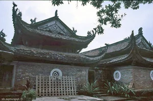 The Rustic Charm of Hanoi Pagodas in the Early 1990s - image 10