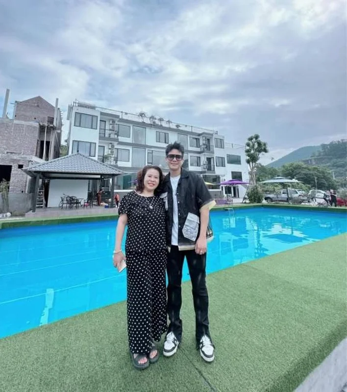 Touring the Luxurious 3,500m2 Mountain View Villa of Singer Quan A.P