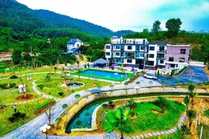 Touring the Luxurious 3,500m2 Mountain View Villa of Singer Quan A.P - image 2
