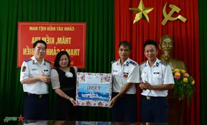 Vietnam Coast Guard Supports and Protects Fishermen of Ly Son Island - image 10