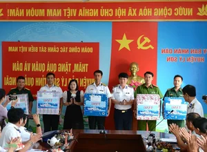 Vietnam Coast Guard Supports and Protects Fishermen of Ly Son Island - image 3