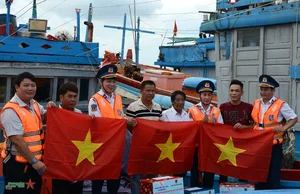 Vietnam Coast Guard Supports and Protects Fishermen of Ly Son Island - image 16