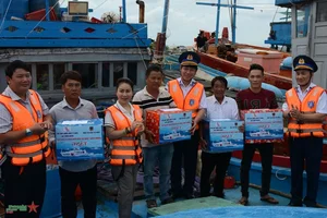 Vietnam Coast Guard Supports and Protects Fishermen of Ly Son Island - image 5