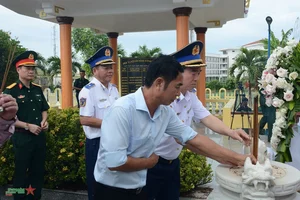 Vietnam Coast Guard Supports and Protects Fishermen of Ly Son Island - image 12