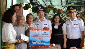 Vietnam Coast Guard Supports and Protects Fishermen of Ly Son Island - image 17