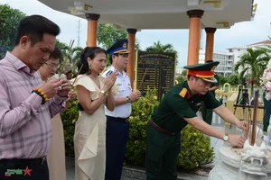 Vietnam Coast Guard Supports and Protects Fishermen of Ly Son Island - image 2