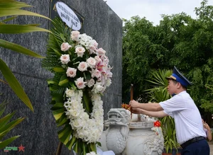 Vietnam Coast Guard Supports and Protects Fishermen of Ly Son Island - image 15
