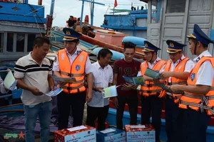 Vietnam Coast Guard Supports and Protects Fishermen of Ly Son Island - image 1