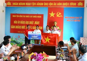 Vietnam Coast Guard Supports and Protects Fishermen of Ly Son Island - image 4