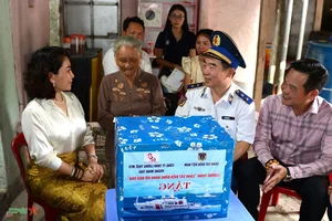Vietnam Coast Guard Supports and Protects Fishermen of Ly Son Island - image 7