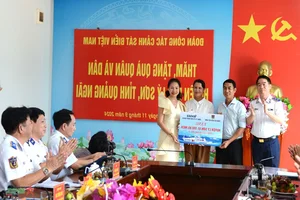 Vietnam Coast Guard Supports and Protects Fishermen of Ly Son Island - image 14