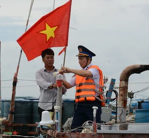 Vietnam Coast Guard Supports and Protects Fishermen of Ly Son Island - image 11