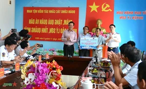 Vietnam Coast Guard Supports and Protects Fishermen of Ly Son Island - image 6