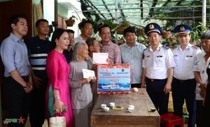 Vietnam Coast Guard Supports and Protects Fishermen of Ly Son Island - image 13