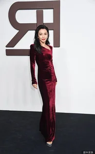 Li Bingbing Shines at New York Fashion Week with Ageless Elegance - image 0