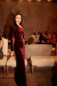 Li Bingbing Shines at New York Fashion Week with Ageless Elegance - image 5