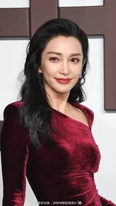 Li Bingbing Shines at New York Fashion Week with Ageless Elegance - image 4