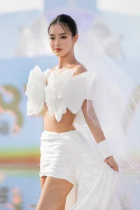 Vo Hoang Yen Shines on Catwalk While 8 Months Pregnant - image 6