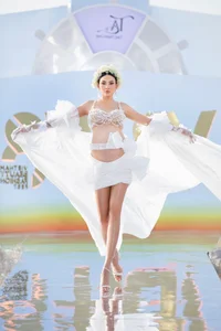 Vo Hoang Yen Shines on Catwalk While 8 Months Pregnant - image 8