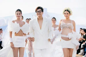 Vo Hoang Yen Shines on Catwalk While 8 Months Pregnant - image 0