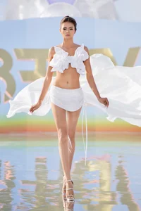 Vo Hoang Yen Shines on Catwalk While 8 Months Pregnant - image 4