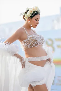 Vo Hoang Yen Shines on Catwalk While 8 Months Pregnant - image 3