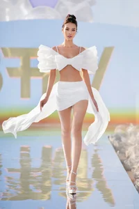 Vo Hoang Yen Shines on Catwalk While 8 Months Pregnant - image 5
