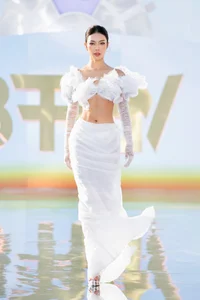 Vo Hoang Yen Shines on Catwalk While 8 Months Pregnant - image 1