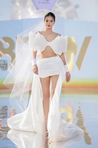 Vo Hoang Yen Shines on Catwalk While 8 Months Pregnant - image 9