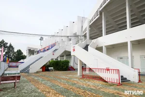 Lush Green Pitch at Go Dau Stadium Ready for Vietnam's Matches Against Cambodia and Laos - image 4