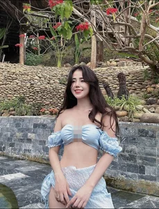Captivating Curves: The Stunning Beauty of Vietnamese Model Huong Ly - image 3