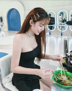 Captivating Curves: The Stunning Beauty of Vietnamese Model Huong Ly - image 8