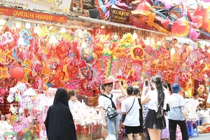 Hang Ma Street Bursts with Vibrant Colors Ahead of Mid-Autumn Festival - image 1